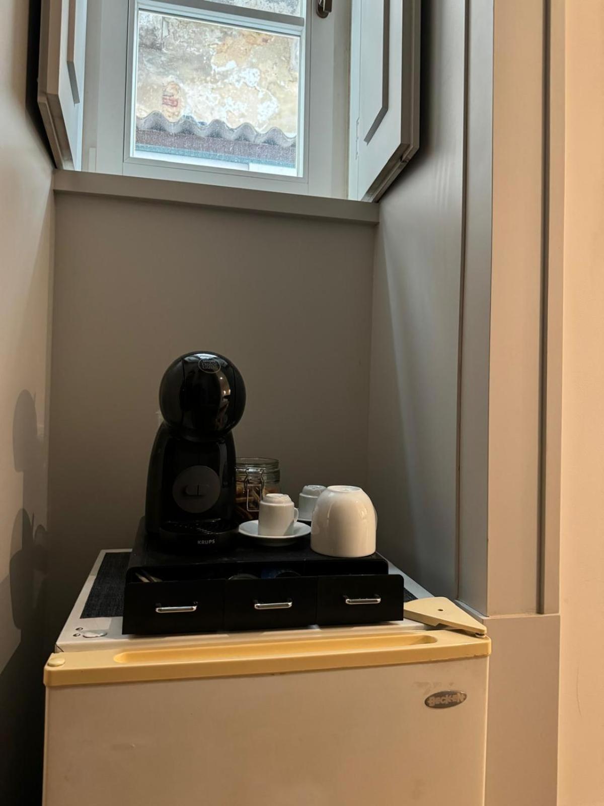 Double Room With Private Wc In Shared House In Downtown Lisbon Bagian luar foto