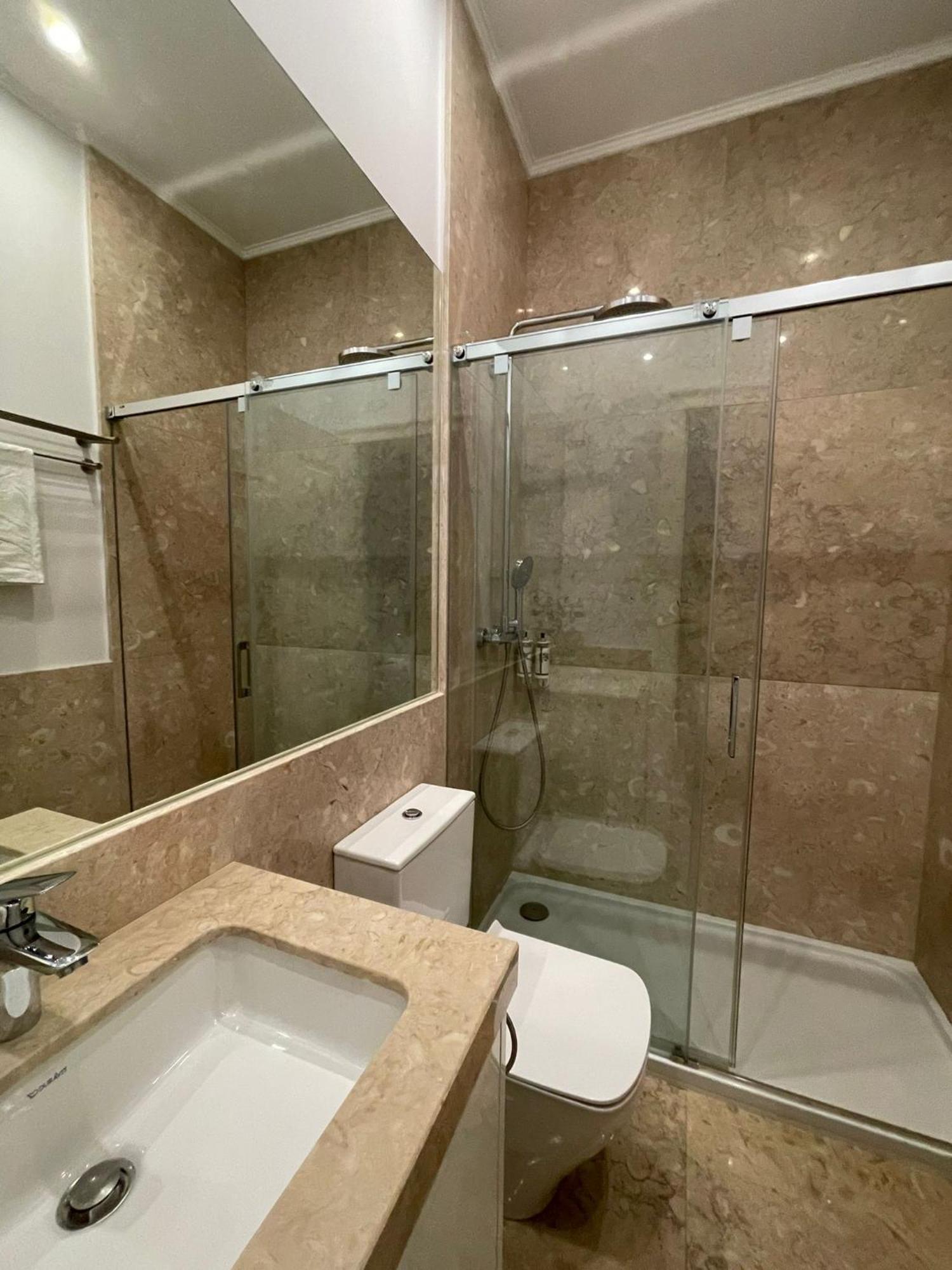 Double Room With Private Wc In Shared House In Downtown Lisbon Bagian luar foto